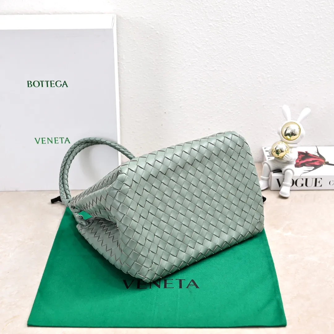 Batch 2660 24 early autumn new model Andiamo Parachute is made of a whole piece of woven leather and is processed with folding stitching at the four corners # Craftsmanship and creativity. Large size is atmospheric and practical. One of the must-selects for BV. Large space, can hold a computer, thick shoulder strap, very comfortable on the shoulder. Large parachute upper body real photo can be carried on the back. The upper body is versatile and cute☺️ Style number: 6571 Size: 30*26*20cm